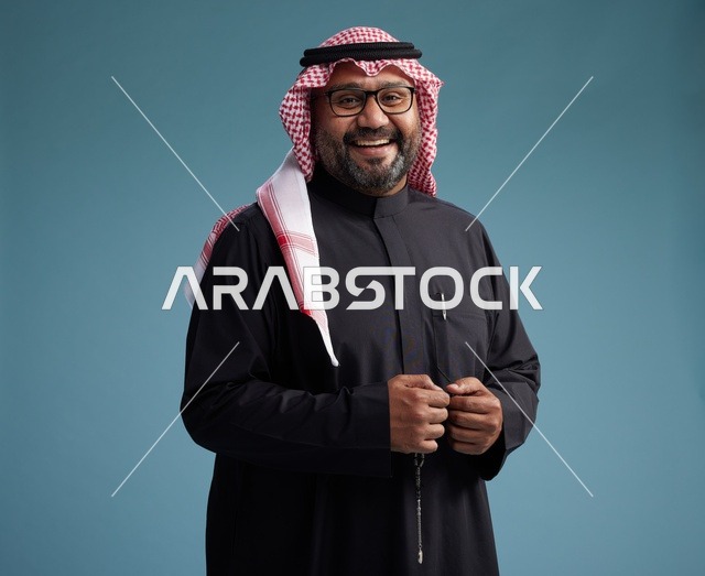 رجل سعودي مبتسم يرتدي ثوب أسود مع شماغ وعقال, ايماءات وحركات يد متنوعه, خلفيه زرقاء