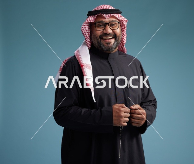 رجل سعودي مبتسم يرتدي ثوب أسود مع شماغ وعقال, ايماءات وحركات يد متنوعه, خلفيه زرقاء
