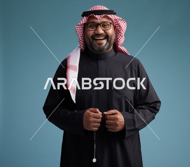 رجل سعودي مبتسم يرتدي ثوب أسود مع شماغ وعقال, ايماءات وحركات يد متنوعه, خلفيه زرقاء