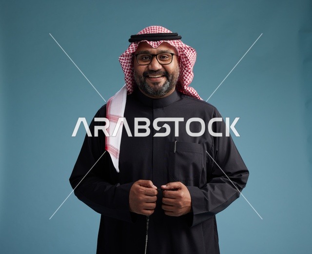 رجل سعودي مبتسم يرتدي ثوب أسود مع شماغ وعقال, ايماءات وحركات يد متنوعه, خلفيه زرقاء