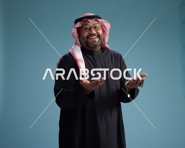رجل سعودي مبتسم يرتدي ثوب أسود مع شماغ وعقال, ايماءات وحركات يد متنوعه, خلفيه زرقاء