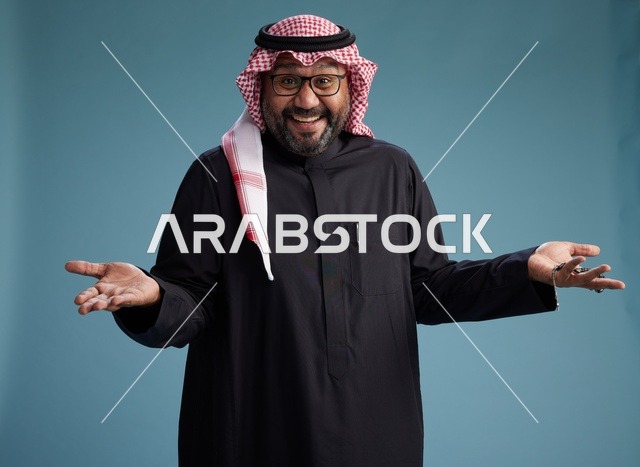 رجل سعودي مبتسم يرتدي ثوب أسود مع شماغ وعقال, ايماءات وحركات يد متنوعه, خلفيه زرقاء