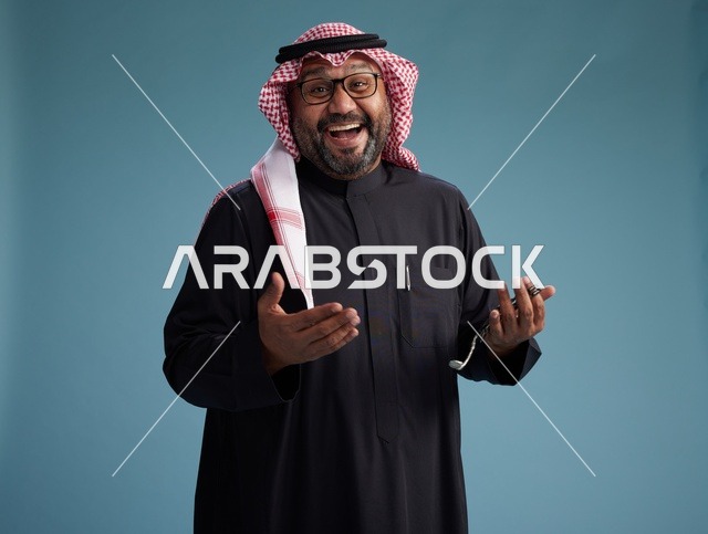 رجل سعودي مبتسم يرتدي ثوب أسود مع شماغ وعقال, ايماءات وحركات يد متنوعه, خلفيه زرقاء