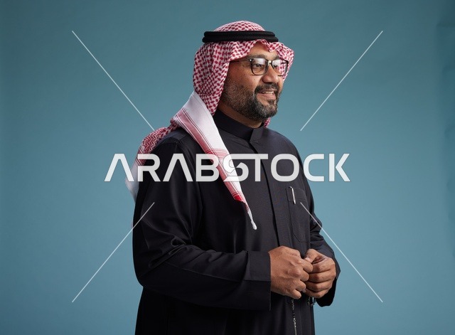 رجل سعودي مبتسم يرتدي ثوب أسود مع شماغ وعقال, ايماءات وحركات يد متنوعه, خلفيه زرقاء
