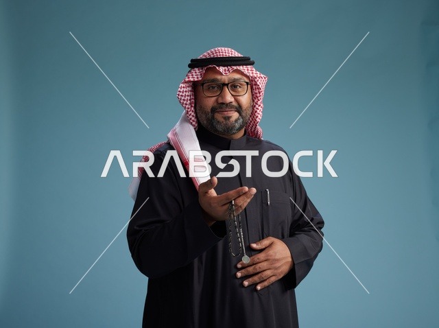 رجل سعودي مبتسم يرتدي ثوب أسود مع شماغ وعقال, ايماءات وحركات يد متنوعه, خلفيه زرقاء