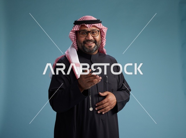 رجل سعودي مبتسم يرتدي ثوب أسود مع شماغ وعقال, ايماءات وحركات يد متنوعه, خلفيه زرقاء