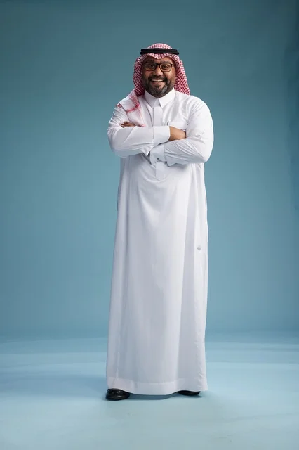 بورتريه لرجل  عربي سعودي خليجي يرتدي ثوب أبيض وشماغ, ايماءات وحركات متنوعه, كامل الجسم, خلفيه زرقاء