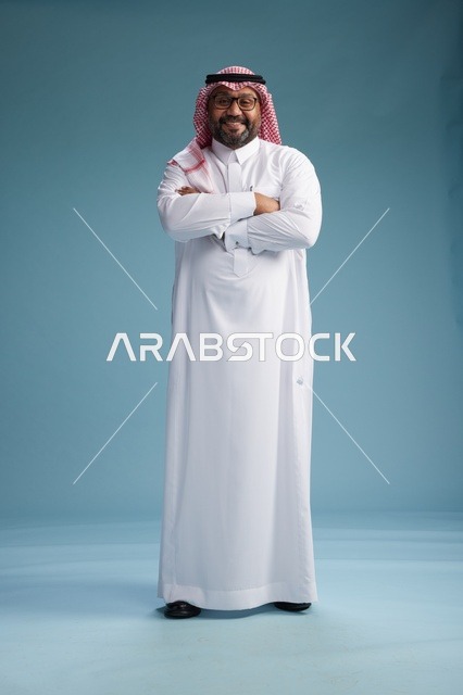 بورتريه لرجل  عربي سعودي خليجي يرتدي ثوب أبيض وشماغ, ايماءات وحركات متنوعه, كامل الجسم, خلفيه زرقاء