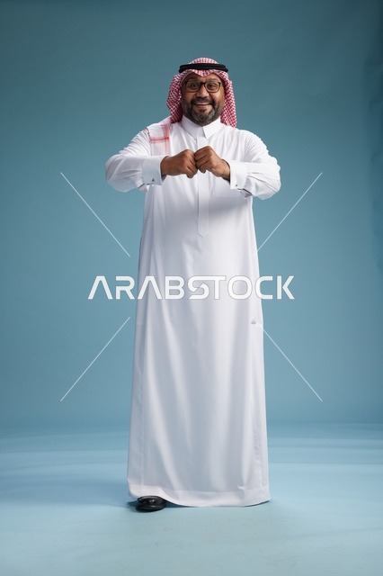 بورتريه لرجل  عربي سعودي خليجي يرتدي ثوب أبيض وشماغ, ايماءات وحركات متنوعه, كامل الجسم, خلفيه زرقاء
