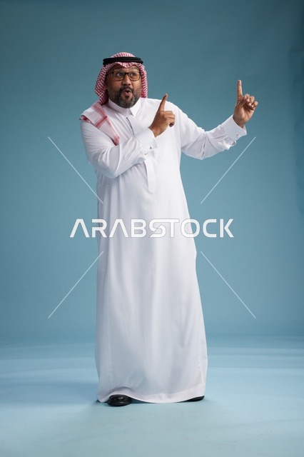 بورتريه لرجل  عربي سعودي خليجي يرتدي ثوب أبيض وشماغ, ايماءات وحركات متنوعه, كامل الجسم, خلفيه زرقاء