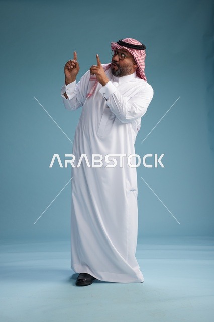 بورتريه لرجل  عربي سعودي خليجي يرتدي ثوب أبيض وشماغ, ايماءات وحركات متنوعه, كامل الجسم, خلفيه زرقاء
