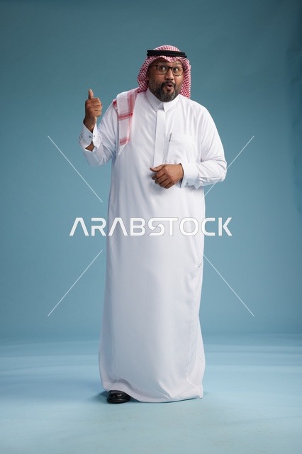 بورتريه لرجل  عربي سعودي خليجي يرتدي ثوب أبيض وشماغ, ايماءات وحركات متنوعه, كامل الجسم, خلفيه زرقاء