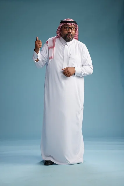 بورتريه لرجل  عربي سعودي خليجي يرتدي ثوب أبيض وشماغ, ايماءات وحركات متنوعه, كامل الجسم, خلفيه زرقاء