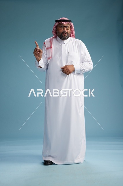 بورتريه لرجل  عربي سعودي خليجي يرتدي ثوب أبيض وشماغ, ايماءات وحركات متنوعه, كامل الجسم, خلفيه زرقاء