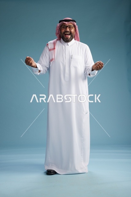بورتريه لرجل  عربي سعودي خليجي يرتدي ثوب أبيض وشماغ, ايماءات وحركات متنوعه, كامل الجسم, خلفيه زرقاء