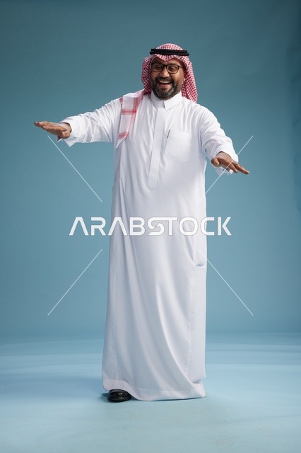 بورتريه لرجل  عربي سعودي خليجي يرتدي ثوب أبيض وشماغ, ايماءات وحركات متنوعه, كامل الجسم, خلفيه زرقاء
