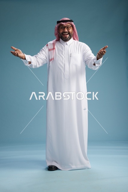 بورتريه لرجل  عربي سعودي خليجي يرتدي ثوب أبيض وشماغ, ايماءات وحركات متنوعه, كامل الجسم, خلفيه زرقاء