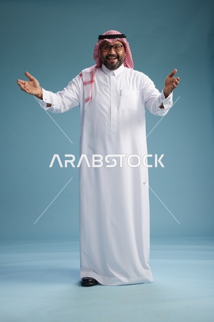 بورتريه لرجل  عربي سعودي خليجي يرتدي ثوب أبيض وشماغ, ايماءات وحركات متنوعه, كامل الجسم, خلفيه زرقاء