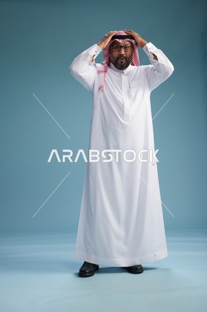 بورتريه لرجل  عربي سعودي خليجي يرتدي ثوب أبيض وشماغ, ايماءات وحركات متنوعه, كامل الجسم, خلفيه زرقاء