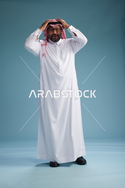 بورتريه لرجل  عربي سعودي خليجي يرتدي ثوب أبيض وشماغ, ايماءات وحركات متنوعه, كامل الجسم, خلفيه زرقاء
