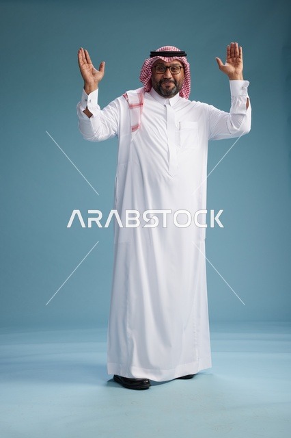 بورتريه لرجل  عربي سعودي خليجي يرتدي ثوب أبيض وشماغ, ايماءات وحركات متنوعه, كامل الجسم, خلفيه زرقاء
