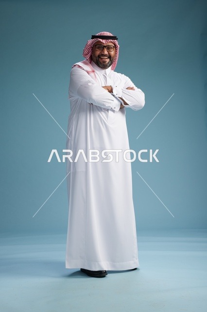 بورتريه لرجل  عربي سعودي خليجي يرتدي ثوب أبيض وشماغ, ايماءات وحركات متنوعه, كامل الجسم, خلفيه زرقاء
