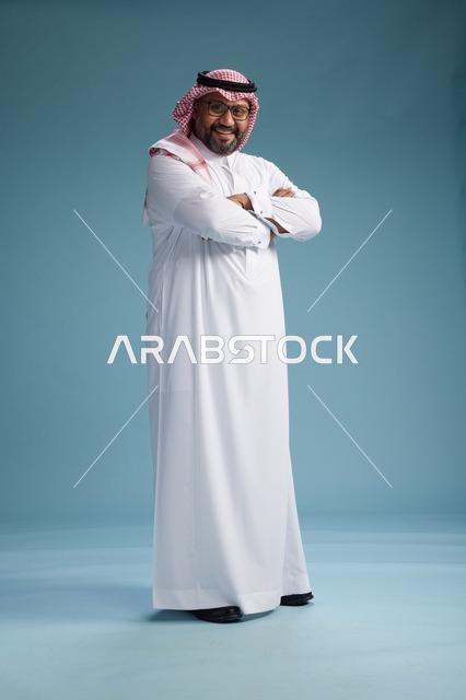 بورتريه لرجل  عربي سعودي خليجي يرتدي ثوب أبيض وشماغ, ايماءات وحركات متنوعه, كامل الجسم, خلفيه زرقاء