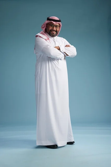 بورتريه لرجل  عربي سعودي خليجي يرتدي ثوب أبيض وشماغ, ايماءات وحركات متنوعه, كامل الجسم, خلفيه زرقاء