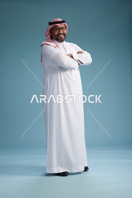 بورتريه لرجل  عربي سعودي خليجي يرتدي ثوب أبيض وشماغ, ايماءات وحركات متنوعه, كامل الجسم, خلفيه زرقاء