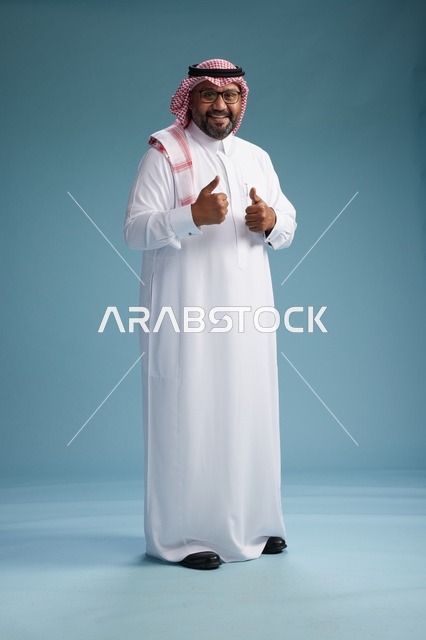 بورتريه لرجل  عربي سعودي خليجي يرتدي ثوب أبيض وشماغ, ايماءات وحركات متنوعه, كامل الجسم, خلفيه زرقاء