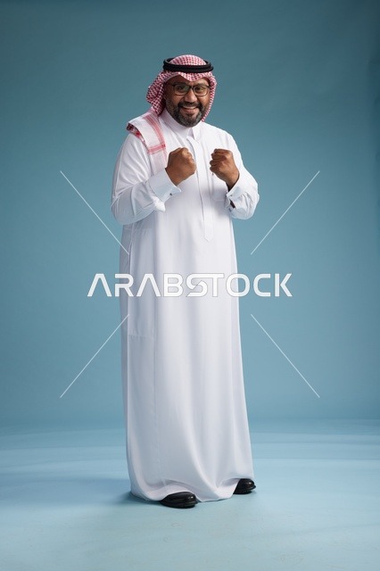 بورتريه لرجل  عربي سعودي خليجي يرتدي ثوب أبيض وشماغ, ايماءات وحركات متنوعه, كامل الجسم, خلفيه زرقاء