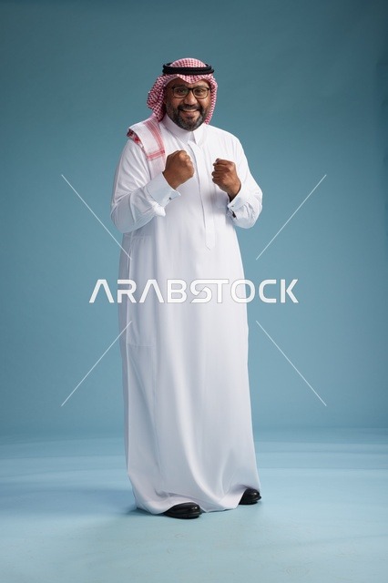 بورتريه لرجل  عربي سعودي خليجي يرتدي ثوب أبيض وشماغ, ايماءات وحركات متنوعه, كامل الجسم, خلفيه زرقاء