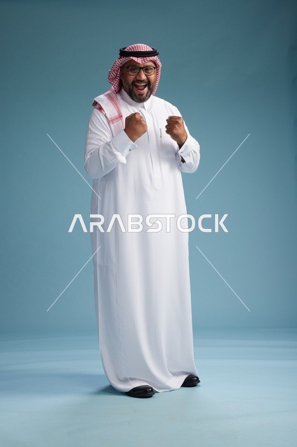بورتريه لرجل  عربي سعودي خليجي يرتدي ثوب أبيض وشماغ, ايماءات وحركات متنوعه, كامل الجسم, خلفيه زرقاء