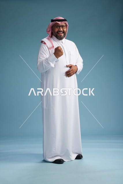 بورتريه لرجل  عربي سعودي خليجي يرتدي ثوب أبيض وشماغ, ايماءات وحركات متنوعه, كامل الجسم, خلفيه زرقاء