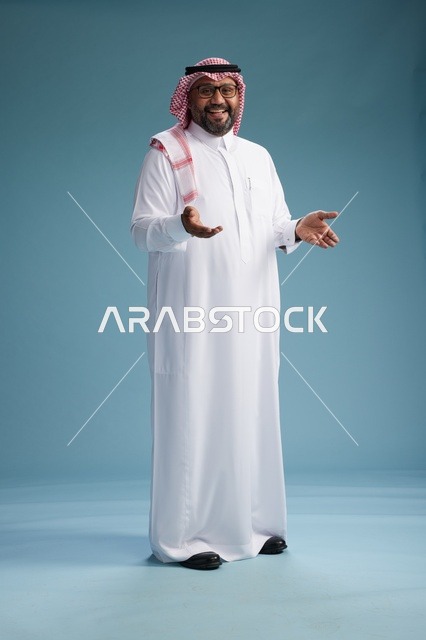 بورتريه لرجل  عربي سعودي خليجي يرتدي ثوب أبيض وشماغ, ايماءات وحركات متنوعه, كامل الجسم, خلفيه زرقاء