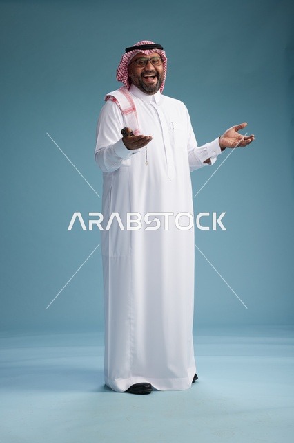 بورتريه لرجل  عربي سعودي خليجي يرتدي ثوب أبيض وشماغ, ايماءات وحركات متنوعه, كامل الجسم, خلفيه زرقاء