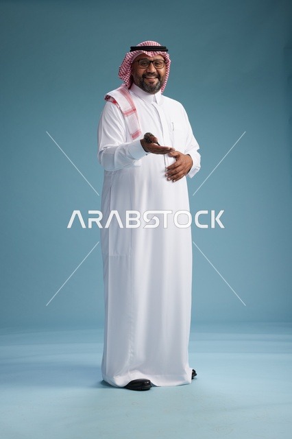بورتريه لرجل  عربي سعودي خليجي يرتدي ثوب أبيض وشماغ, ايماءات وحركات متنوعه, كامل الجسم, خلفيه زرقاء