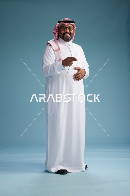 بورتريه لرجل  عربي سعودي خليجي يرتدي ثوب أبيض وشماغ, ايماءات وحركات متنوعه, كامل الجسم, خلفيه زرقاء