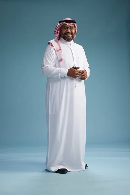 بورتريه لرجل  عربي سعودي خليجي يرتدي ثوب أبيض وشماغ, ايماءات وحركات متنوعه, كامل الجسم, خلفيه زرقاء