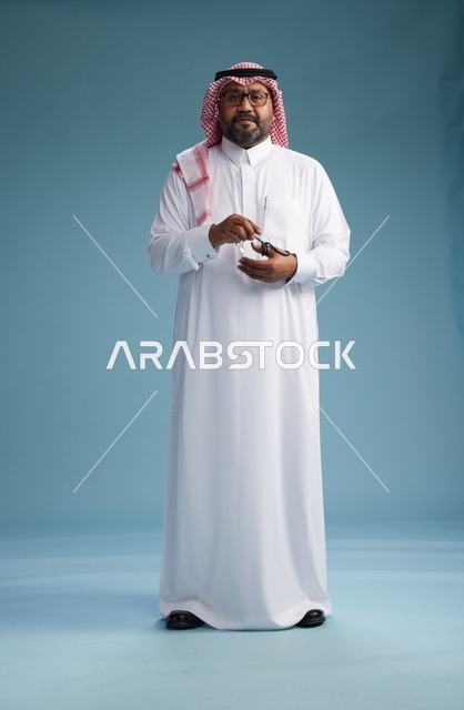 بورتريه لرجل  عربي سعودي خليجي يرتدي ثوب أبيض وشماغ, ايماءات وحركات متنوعه, كامل الجسم, خلفيه زرقاء