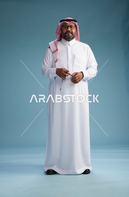 بورتريه لرجل  عربي سعودي خليجي يرتدي ثوب أبيض وشماغ, ايماءات وحركات متنوعه, كامل الجسم, خلفيه زرقاء