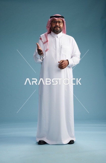 بورتريه لرجل  عربي سعودي خليجي يرتدي ثوب أبيض وشماغ, ايماءات وحركات متنوعه, كامل الجسم, خلفيه زرقاء