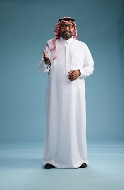 بورتريه لرجل  عربي سعودي خليجي يرتدي ثوب أبيض وشماغ, ايماءات وحركات متنوعه, كامل الجسم, خلفيه زرقاء