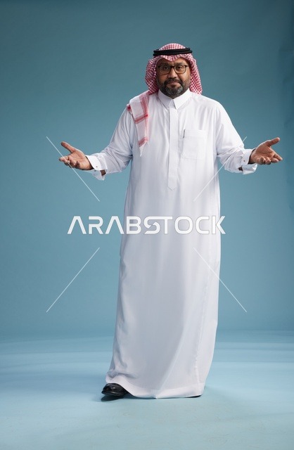 بورتريه لرجل  عربي سعودي خليجي يرتدي ثوب أبيض وشماغ, ايماءات وحركات متنوعه, كامل الجسم, خلفيه زرقاء
