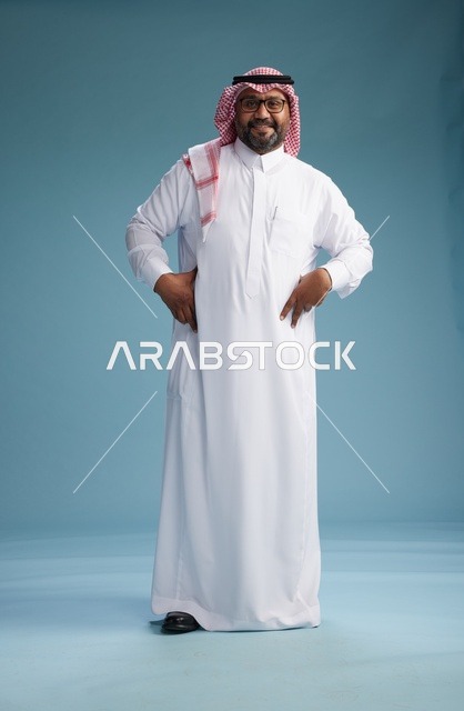 بورتريه لرجل  عربي سعودي خليجي يرتدي ثوب أبيض وشماغ, ايماءات وحركات متنوعه, كامل الجسم, خلفيه زرقاء