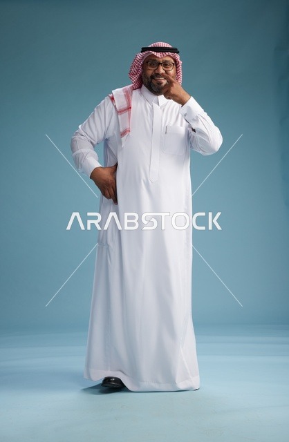 بورتريه لرجل  عربي سعودي خليجي يرتدي ثوب أبيض وشماغ, ايماءات وحركات متنوعه, كامل الجسم, خلفيه زرقاء