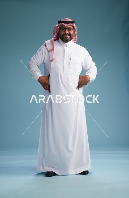 بورتريه لرجل  عربي سعودي خليجي يرتدي ثوب أبيض وشماغ, ايماءات وحركات متنوعه, كامل الجسم, خلفيه زرقاء