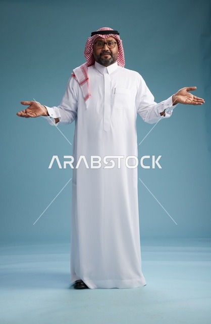 بورتريه لرجل  عربي سعودي خليجي يرتدي ثوب أبيض وشماغ, ايماءات وحركات متنوعه, كامل الجسم, خلفيه زرقاء