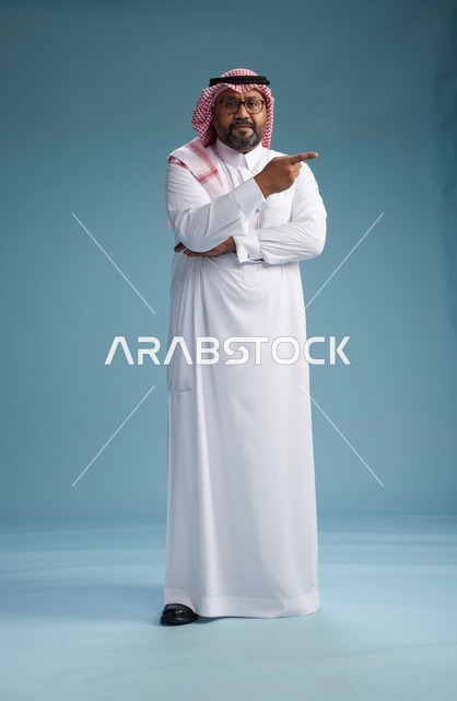 بورتريه لرجل  عربي سعودي خليجي يرتدي ثوب أبيض وشماغ, ايماءات وحركات متنوعه, كامل الجسم, خلفيه زرقاء