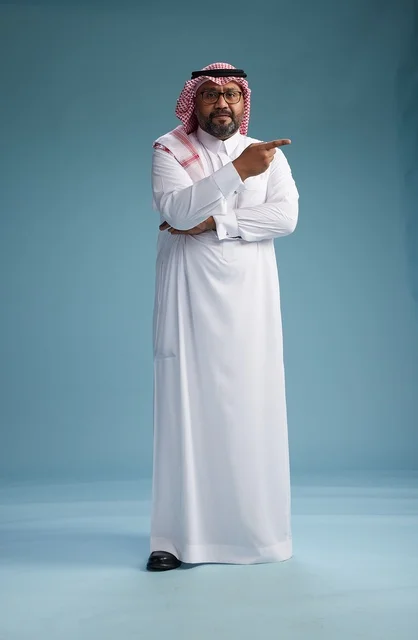 بورتريه لرجل  عربي سعودي خليجي يرتدي ثوب أبيض وشماغ, ايماءات وحركات متنوعه, كامل الجسم, خلفيه زرقاء